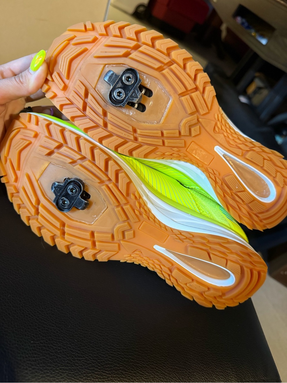 Neon green spin shoes with clips - Picture 5 of 6